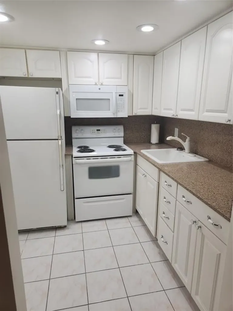 218 Farnham J Deerfield Beach FL 33442