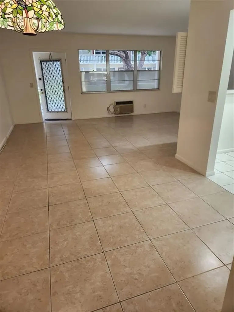 218 Farnham J Deerfield Beach FL 33442