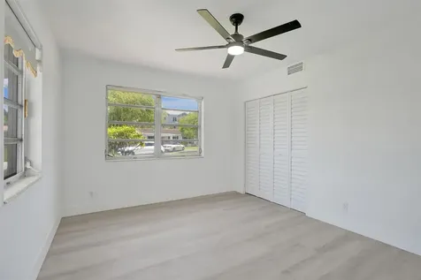 4017 NE 18th Avenue Oakland Park FL 33334