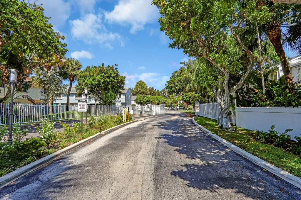 1869 NE 15th Avenue Fort Lauderdale FL 33305