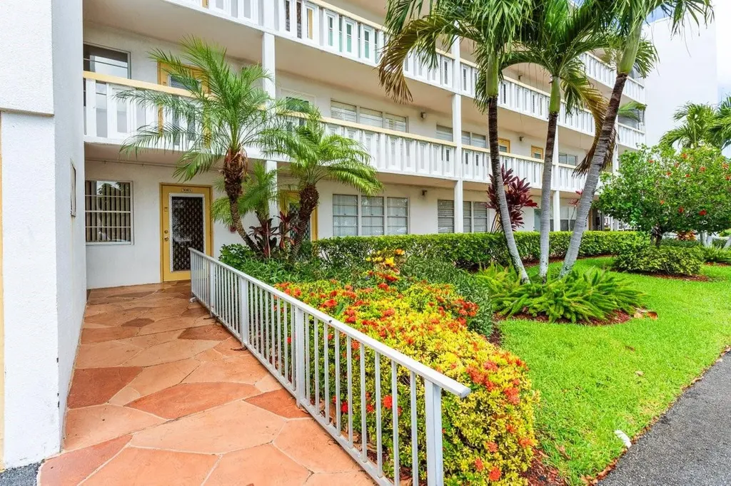 1084 Harwood F Deerfield Beach FL 33442