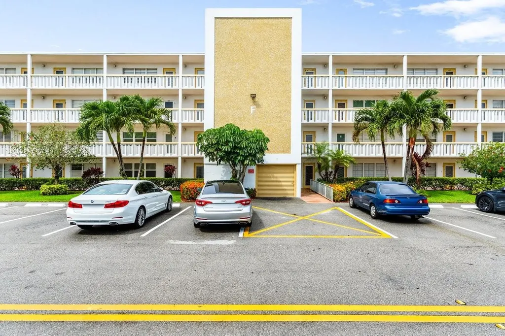 1084 Harwood F Deerfield Beach FL 33442