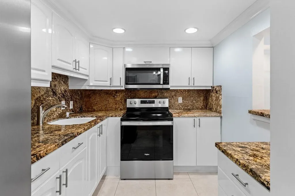1084 Harwood F Deerfield Beach FL 33442