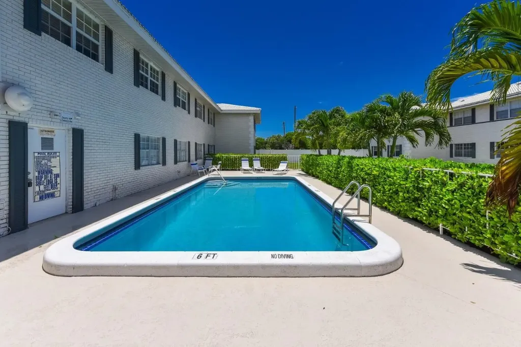 298 SW 6th Street Boca Raton FL 33432