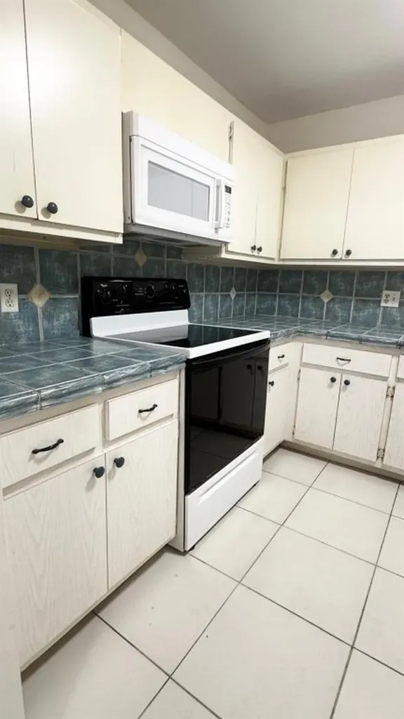 2491 82 Davie FL 33317