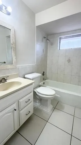 2491 82 Davie FL 33317