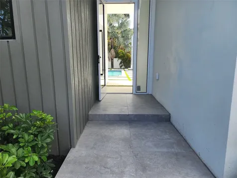 40 NE 16th Place Fort Lauderdale FL 33305
