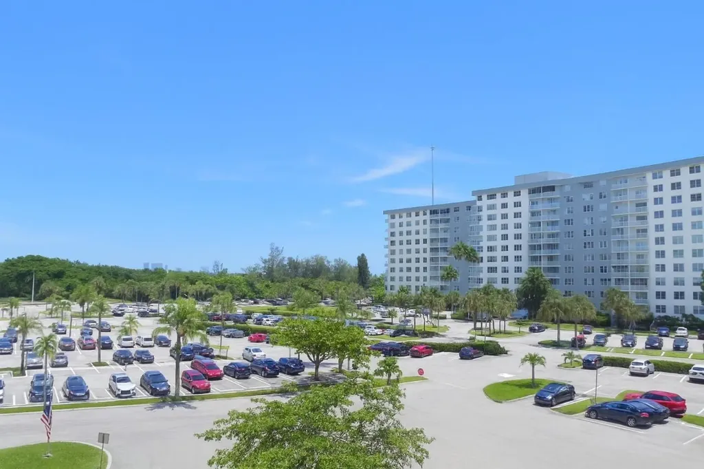 4001 Hillcrest Drive Hollywood FL 33021
