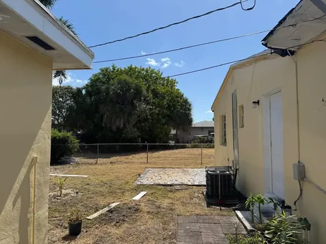 958 W 4th Street Riviera Beach FL 33404