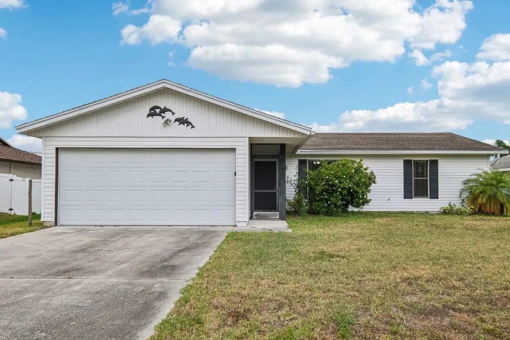 173 SW Starfish Avenue Port St Lucie FL 34984