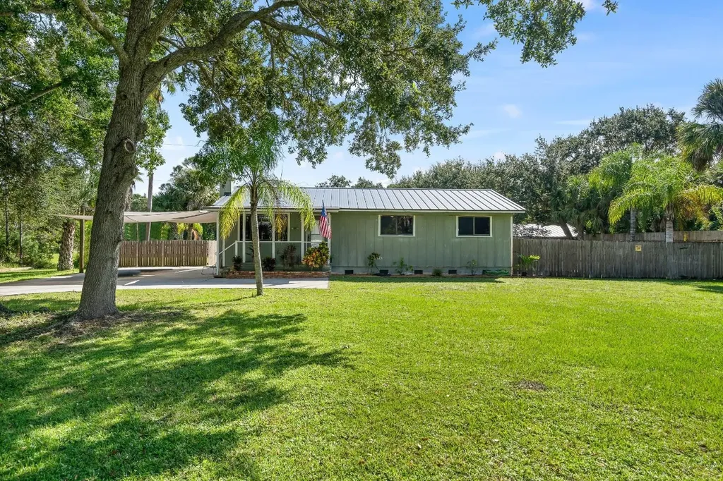 9633 Honeysuckle Sebastian FL 32976