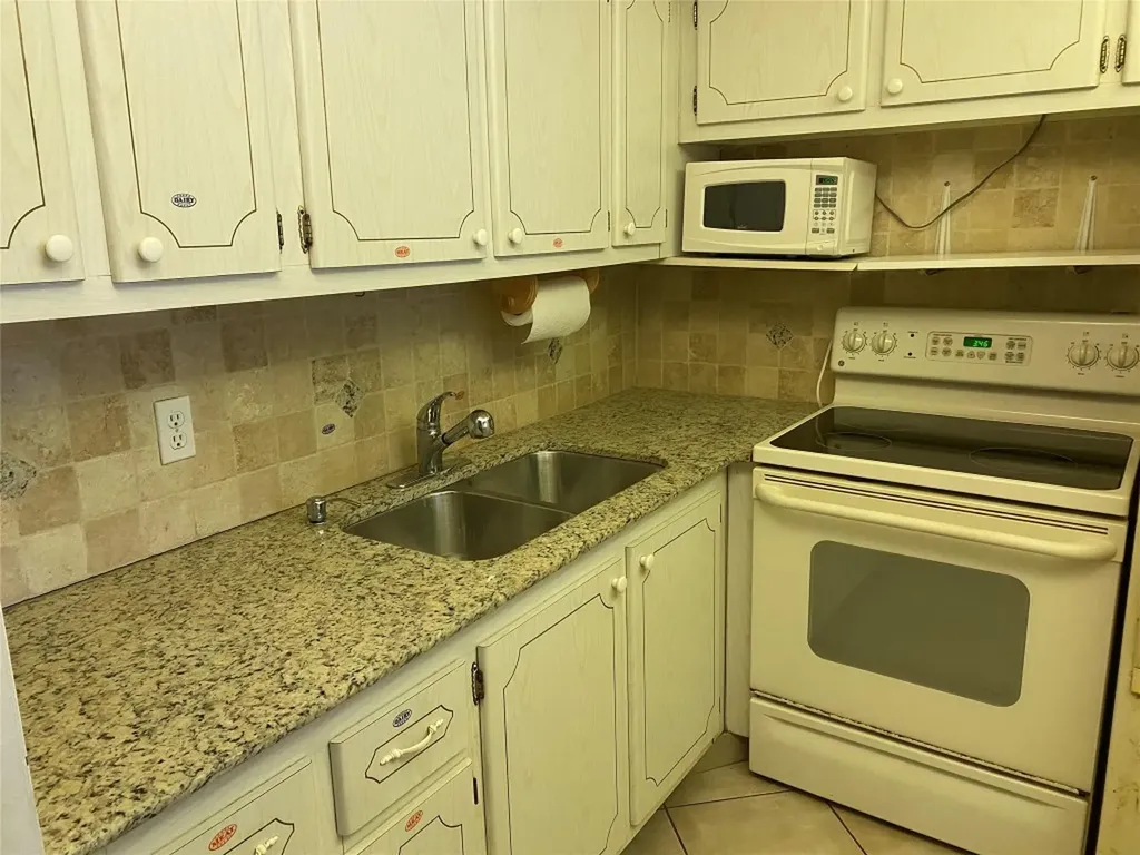 2025 Berkshire B Deerfield Beach FL 33442