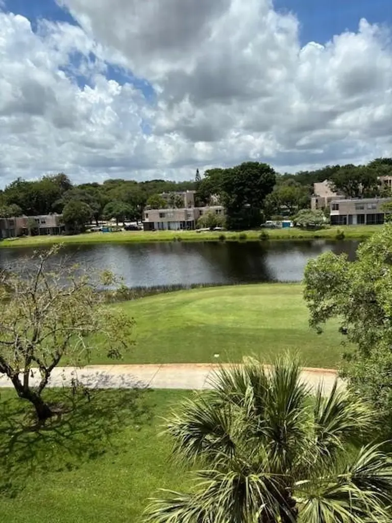 1811 Sabal Palm Davie FL 33324
