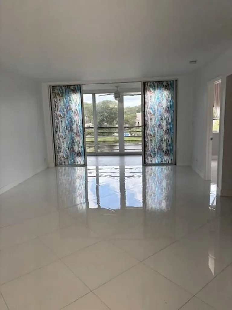 1811 Sabal Palm Davie FL 33324