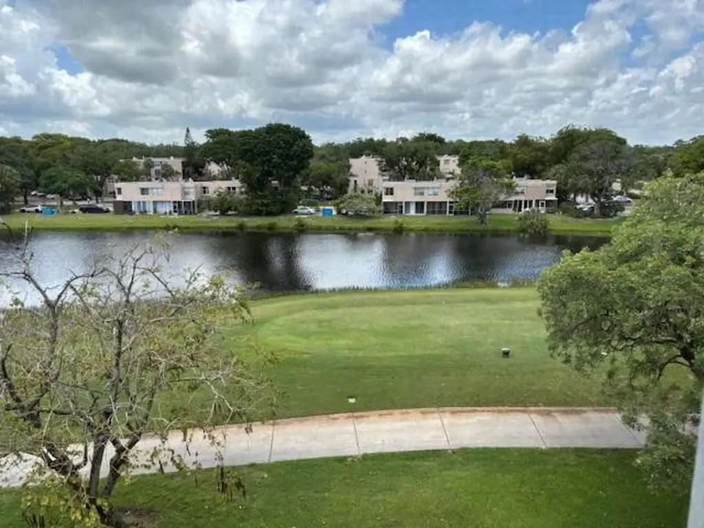 1811 Sabal Palm Davie FL 33324