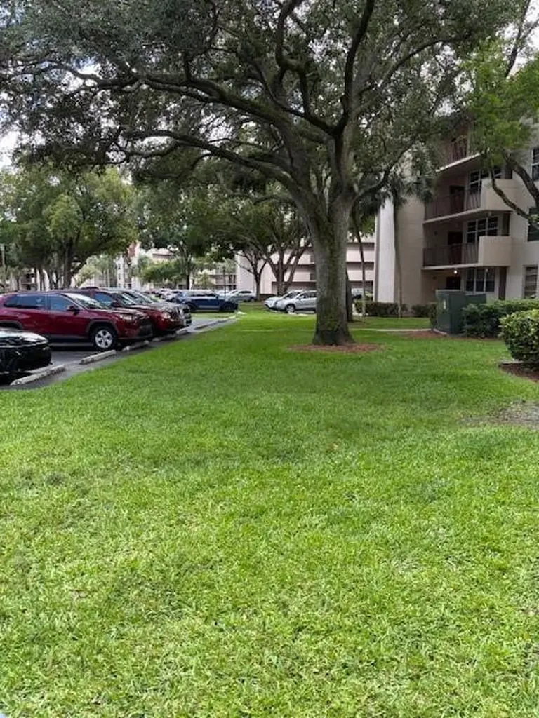 1811 Sabal Palm Davie FL 33324