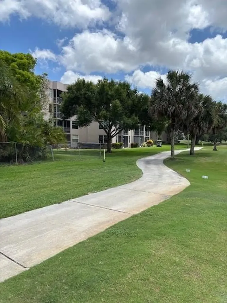1811 Sabal Palm Davie FL 33324