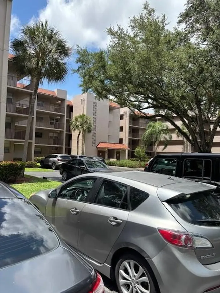 1811 Sabal Palm Davie FL 33324