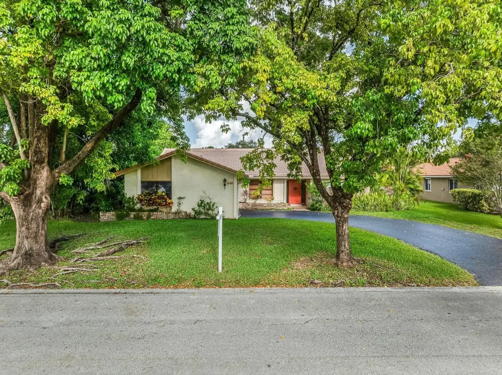 648 NW 100th Lane Coral Springs FL 33071