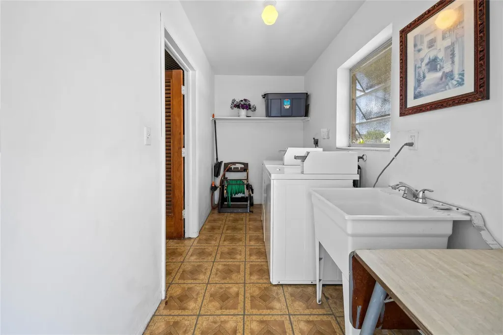 3847 S Circle Drive Hollywood FL 33021