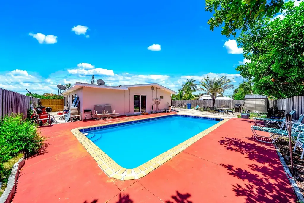 907 W Bloxham Street Lantana FL 33462