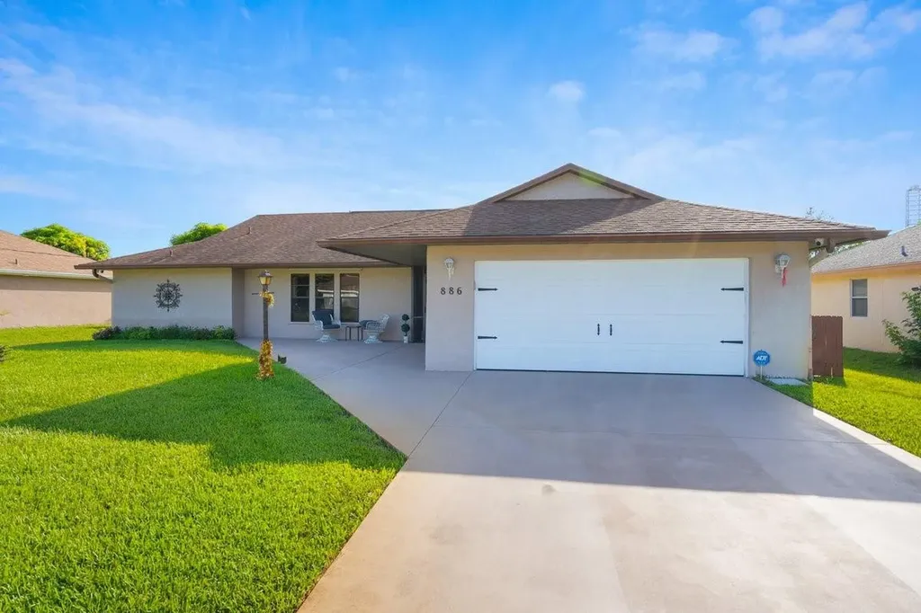 886 S E O'donnell Lane Port St Lucie FL 34983