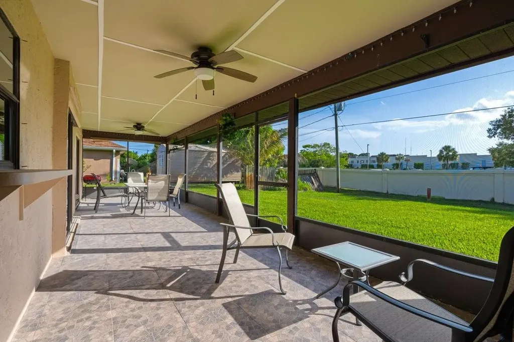 886 S E O'donnell Lane Port St Lucie FL 34983