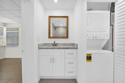 261 NE 45th Street Oakland Park FL 33334