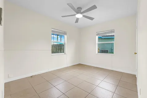 261 NE 45th Street Oakland Park FL 33334