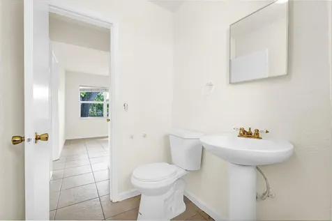 261 NE 45th Street Oakland Park FL 33334