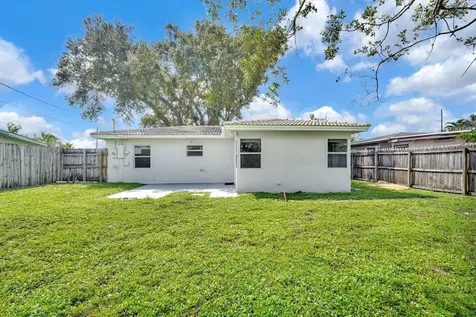 261 NE 45th Street Oakland Park FL 33334