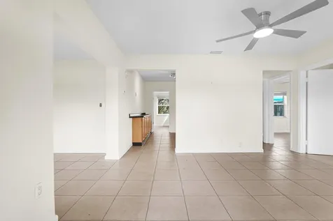 261 NE 45th Street Oakland Park FL 33334