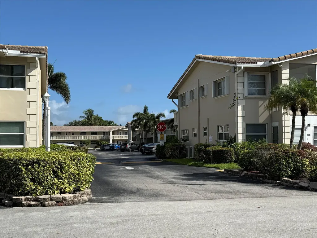 2131 NE 42nd Court Lighthouse Point FL 33064