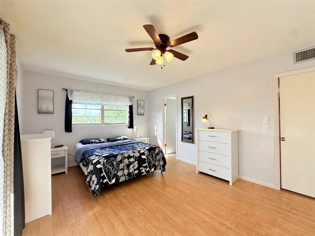 204 Oakridge M Deerfield Beach FL 33442