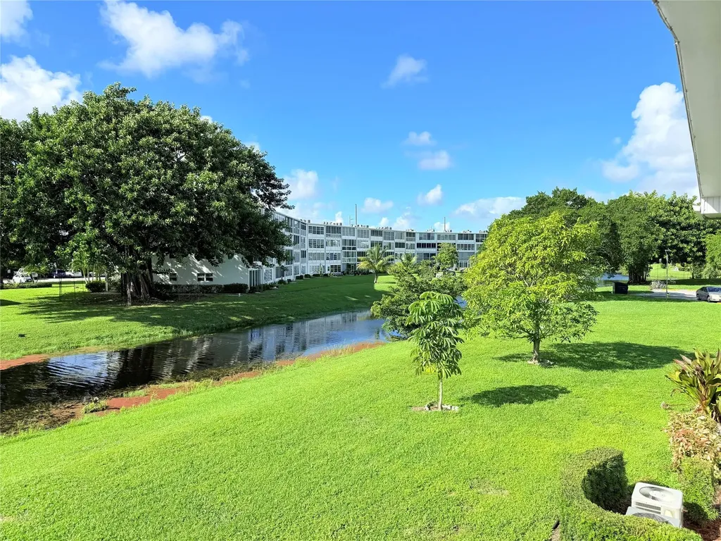 204 Oakridge M Deerfield Beach FL 33442