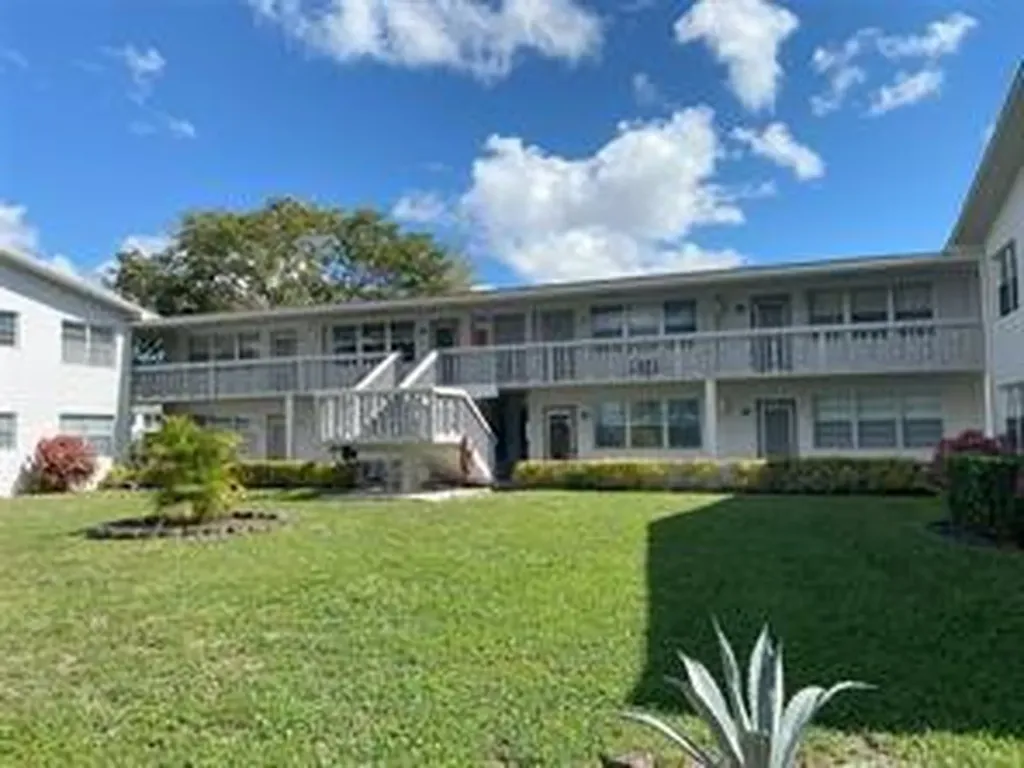 204 Oakridge M Deerfield Beach FL 33442