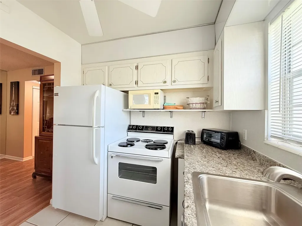 204 Oakridge M Deerfield Beach FL 33442