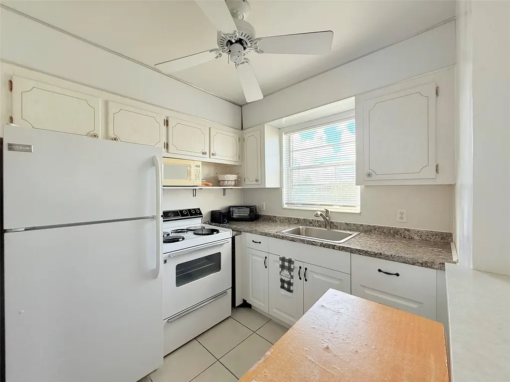 204 Oakridge M Deerfield Beach FL 33442
