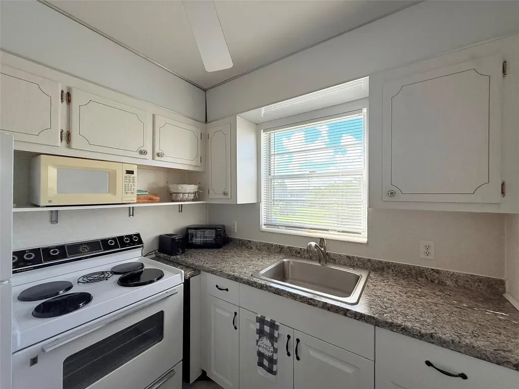 204 Oakridge M Deerfield Beach FL 33442