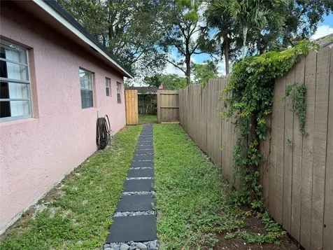 602 NE 38th Street Oakland Park FL 33334