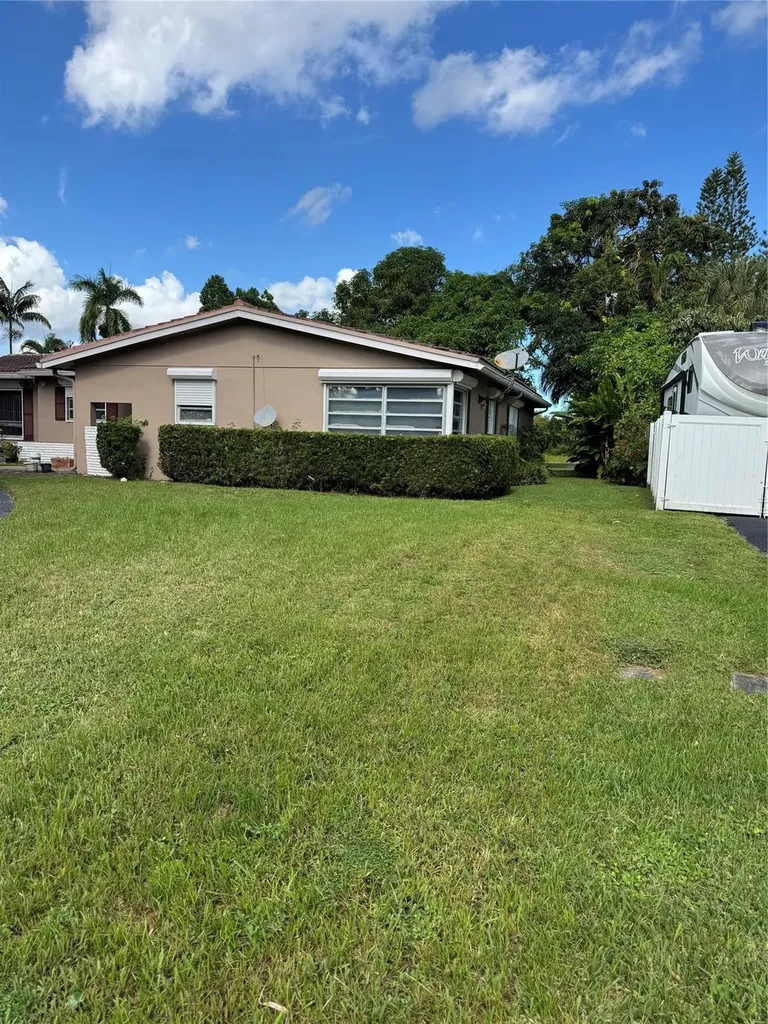 936 W Tropical Way Plantation FL 33317