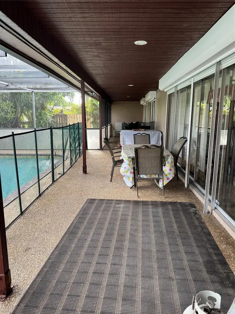 936 W Tropical Way Plantation FL 33317