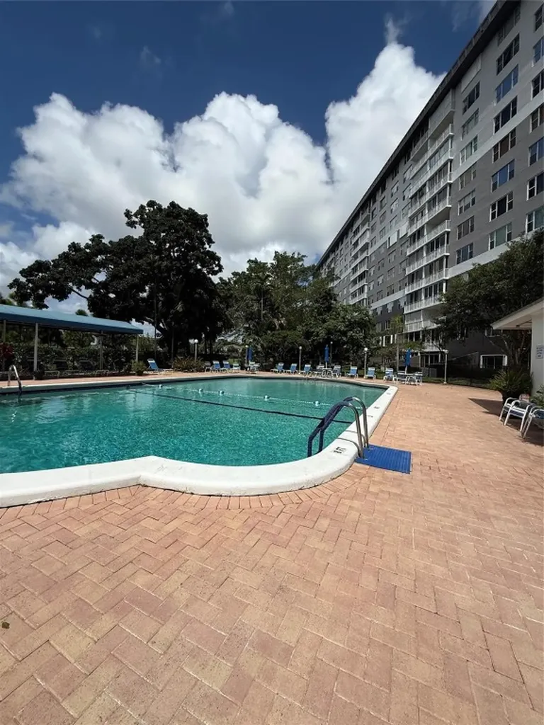 4001 Hillcrest Drive Hollywood FL 33021
