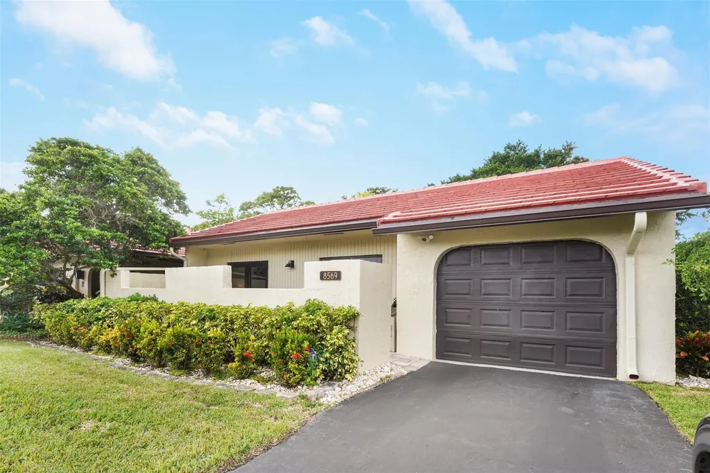 8569 Casa Del Lago Boca Raton FL 33433