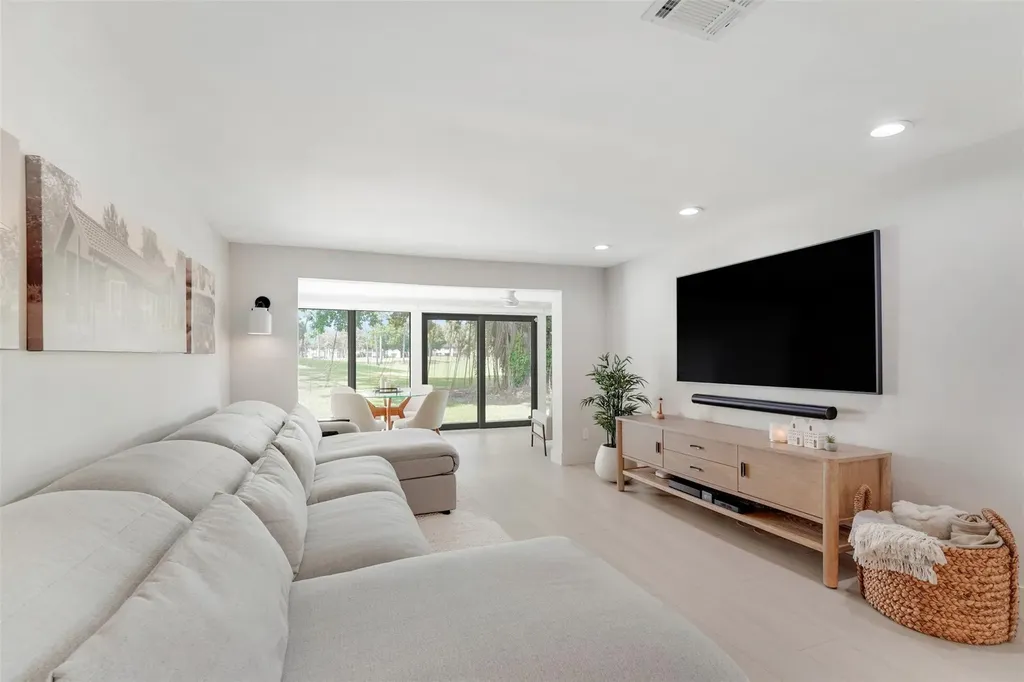 8569 Casa Del Lago Boca Raton FL 33433
