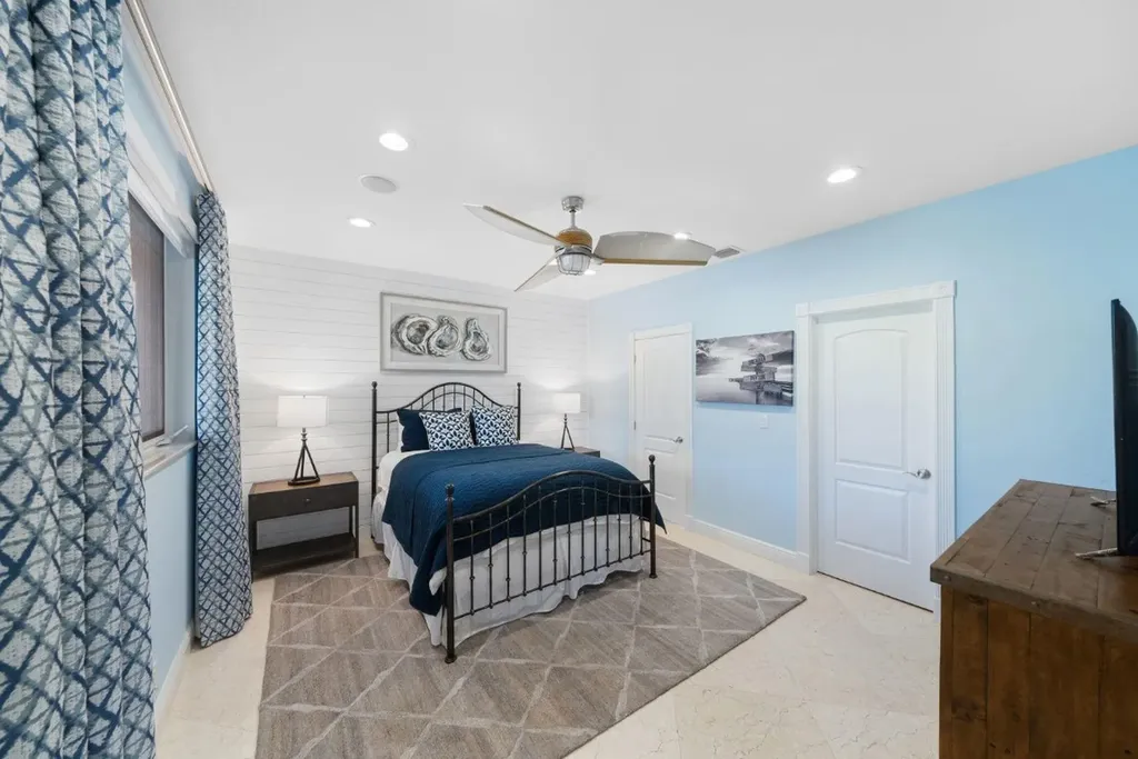2341 NE 48 Court Lighthouse Point FL 33064