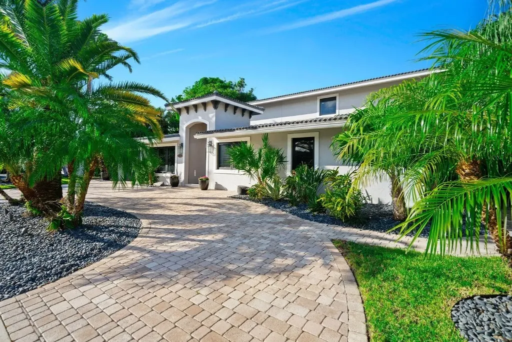 2341 NE 48 Court Lighthouse Point FL 33064