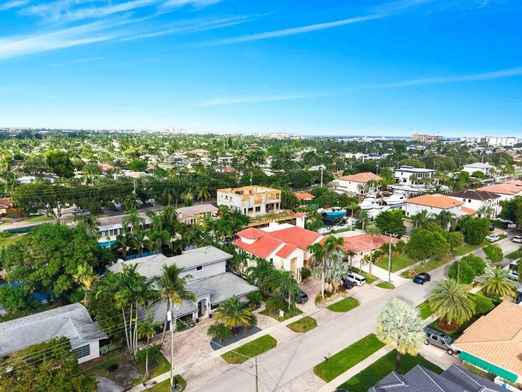 2341 NE 48 Court Lighthouse Point FL 33064