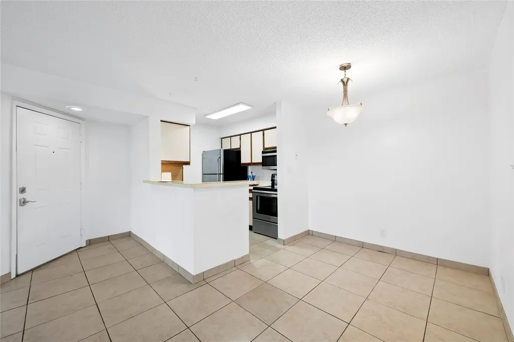 2906 S University Drive Davie FL 33328