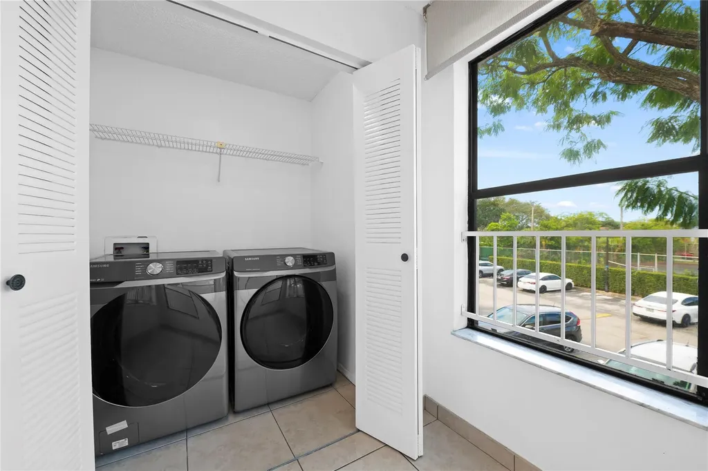 2906 S University Drive Davie FL 33328